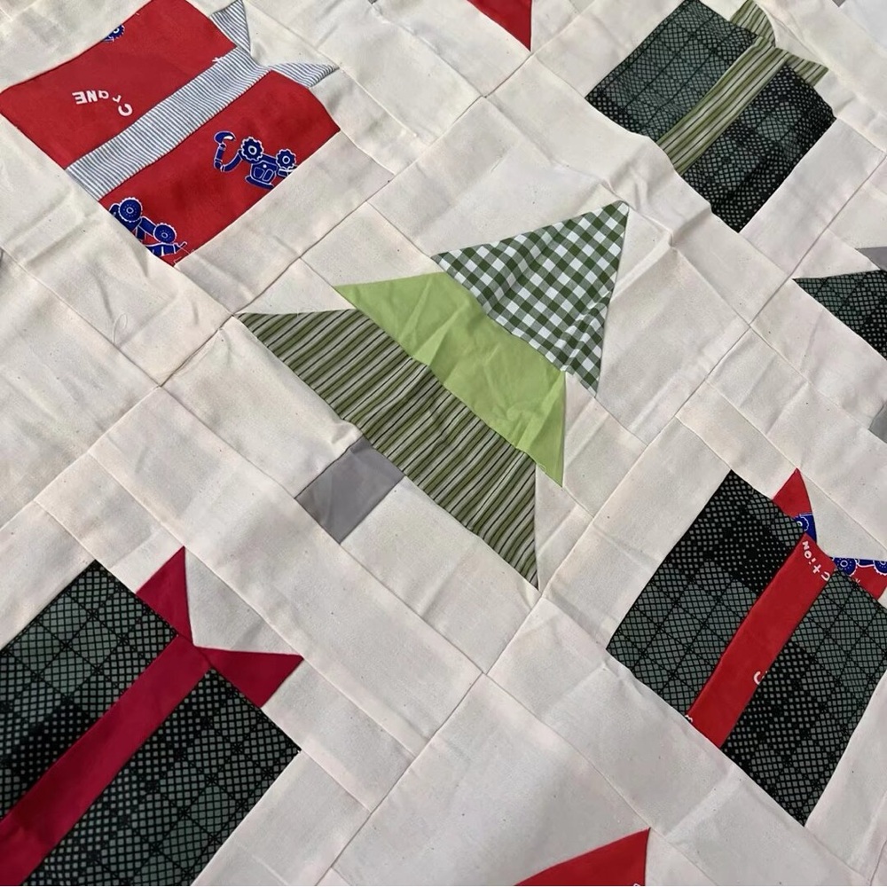 Christmas Mystery Baby Quilt Top 47x47" Pieced~ BABY/BED/Wall Decor - Picture 3 of 4